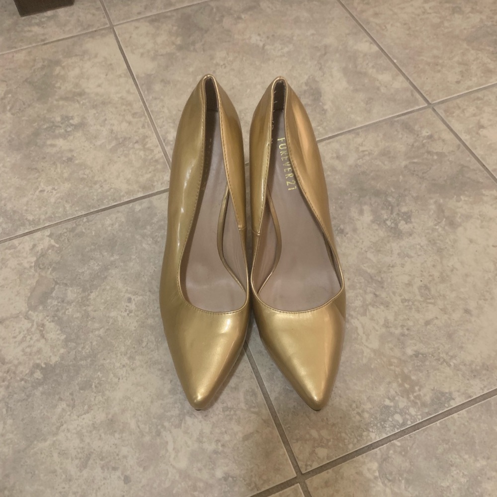 Women’s Gold color dress pump